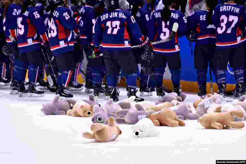 Хоккей: на льду лежат мягкие игрушки &ndash; зрители забросали ими объединенную корейскую женскую команду по хоккею после их поражения во время матча с Японией