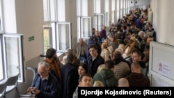 Jedan od redova ispred biračkog mesta u Beogradu, 25.10.2026.