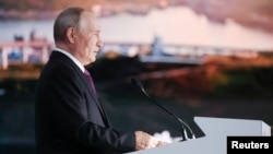 Vladimir Putin Şərq İqtisadi Forumunda