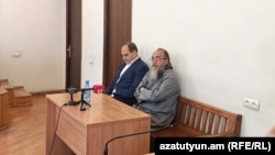 Շիրակի թեմի առաջնորդ Միքայել արքեպիսկոպոս Աջապահյանը և փաստաբան Արա Զոհրաբյանը Վերաքննիչ դատարանում, Երևան, 25-ը հունիսի, 2026թ.