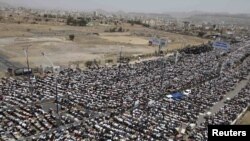 Antigovernment protesters attend Friday Prayers during a demonstration in Sanaa on June 10.