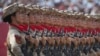 Kineski vojnici s puškama u rukama tokom parade povodom 80. godišnjice predaje Japana u Drugom svjetskom ratu, ispred Tiananmenske kapije u Pekingu, Kina, 3. septembra 2025.