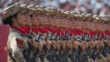 Kineski vojnici s puškama u rukama tokom parade povodom 80. godišnjice predaje Japana u Drugom svjetskom ratu, ispred Tiananmenske kapije u Pekingu, Kina, 3. septembra 2025.