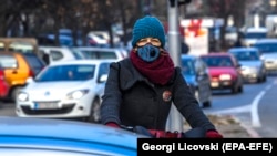 Një grua ka vendosur maskë në fytyrë për t’u mbrojtur nga ajri i ndotur në Shkup. 27 dhjetor, 2017