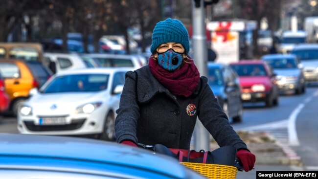 Një grua ka vendosur maskë në fytyrë për t’u mbrojtur nga ajri i ndotur në Shkup. 27 dhjetor, 2017
