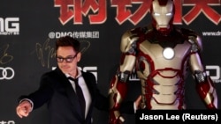  Робърт Дауни Джуниър дружно с фигура на Железния човек 