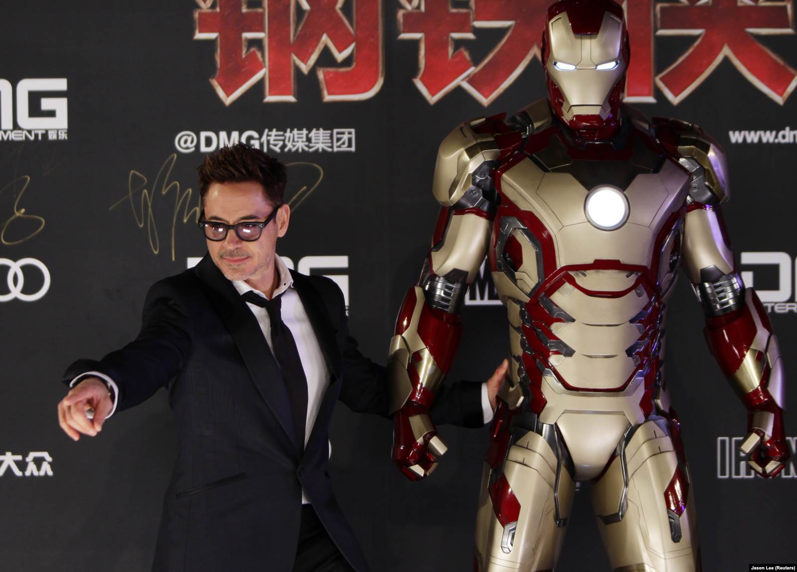 Glumac Robert Downey Jr. pozira pored figure Iron Mana kojeg igra u ovom Marvelovom serijalu