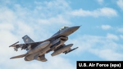 F-16 მებრძოლო შევარდენი.