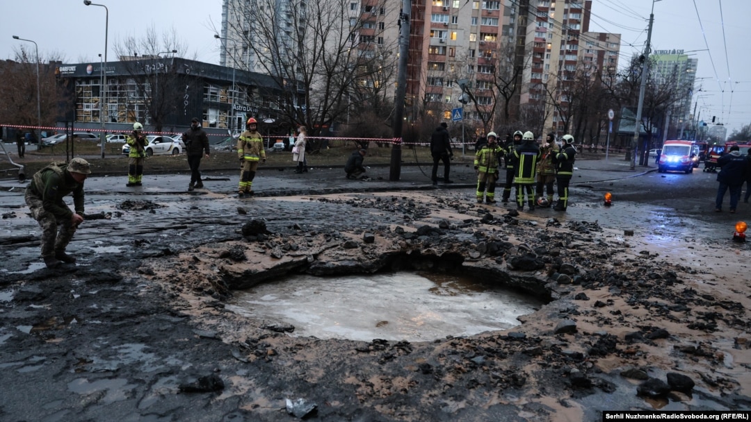 În imagine, salvatori și echipe de investigatori la locul unui bombardament din Kiev, sâmbătă, 18 ianuarie.