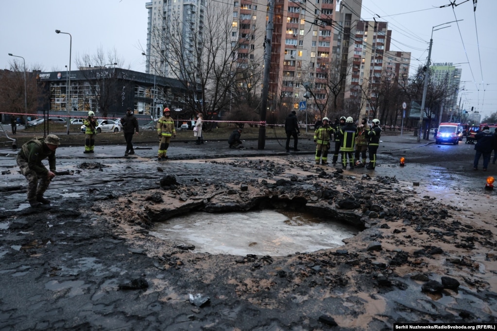 Një krater i krijuar në vendin e një sulmi rus pranë stacionit të metrosë &quot;Lukianivska&quot; në Kiev më 18 janar 2025.