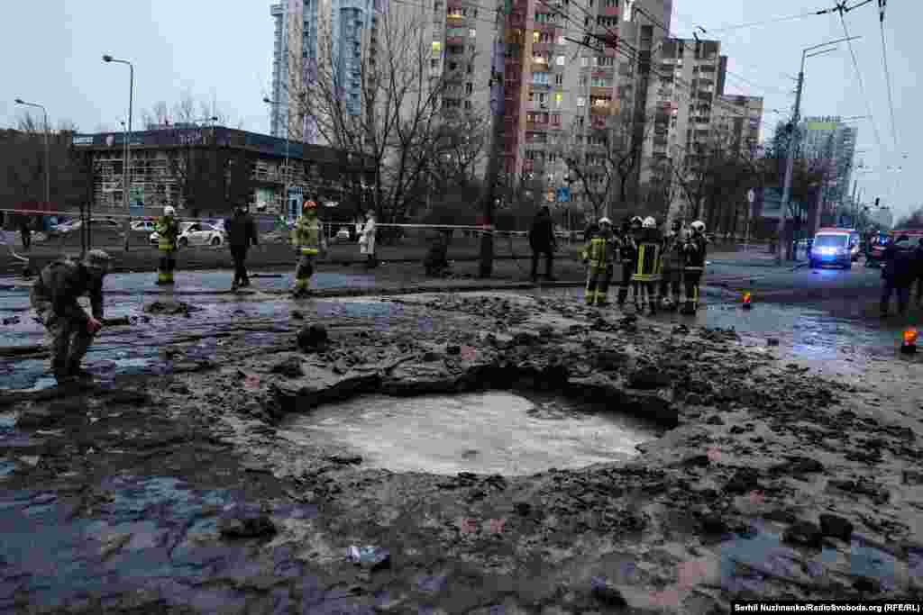 Вирва на місці російської атаки біля метро &laquo;Лук&#39;янівська&raquo; у Києві.&nbsp; Внаслідок падіння уламків збитих балістичних ракет у Києві загинули троє людей, стільки ж зазнали поранень