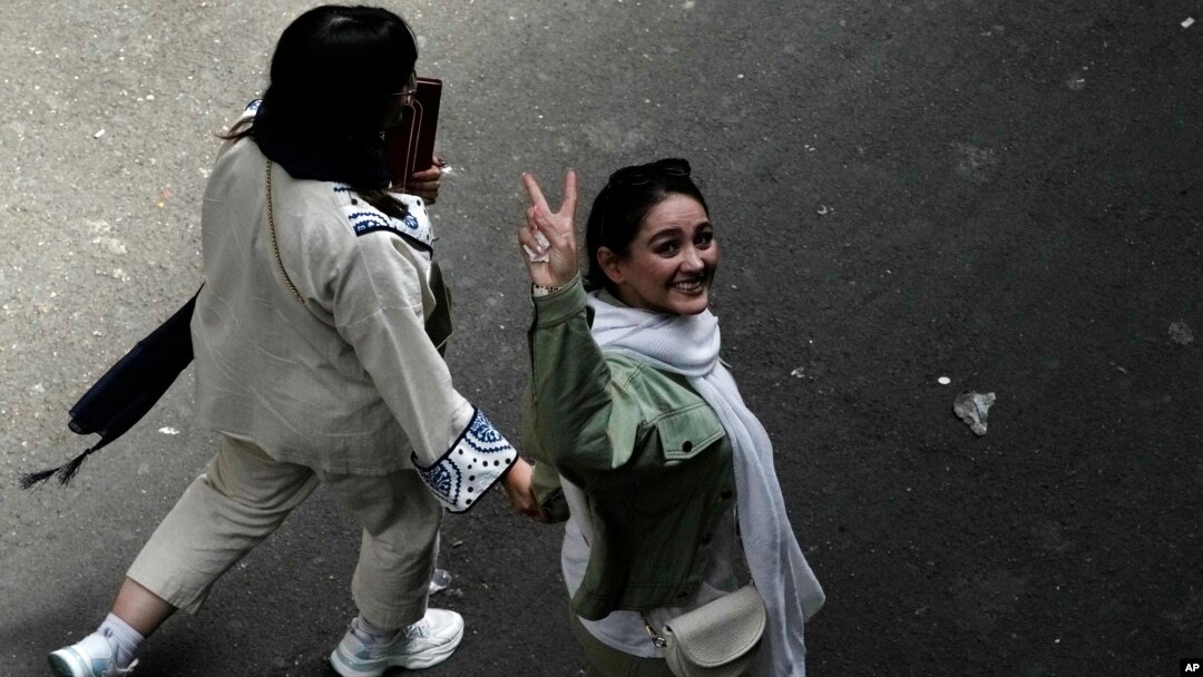 زن معترض به حجاب اجباری در بازار تهران