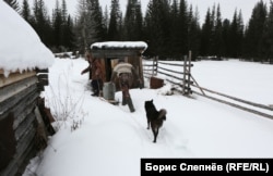 Николаевский разгружает топливо с УАЗика почтальона Андрияна Хромова и увозит к себе во двор