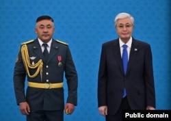 Казак армиясынын Атайын күчтөрүнүн башчысы Айдос Мырзахметов жана президент Касым-Жомарт Токаев, 2026-жылдын май айы.