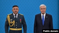 Арнайы операция күштерінің жетекшісі Айдос Мырзахметов және президент Қасым-Жомарт Тоқаев. Мамыр, 2026 жыл. Ақорда суреті.