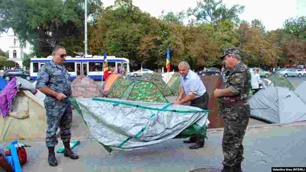 Combatanţii mai intalează corturi