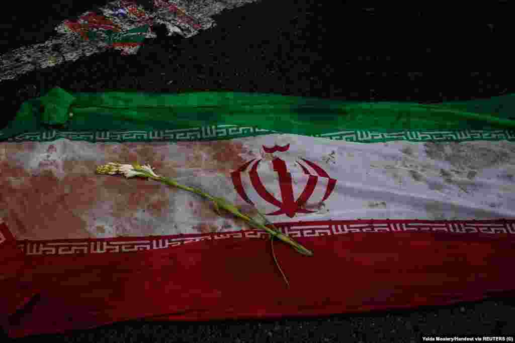 Iranska zastava u Teheranu umrljana krvlju nakon jednog od napada tokom ovogodišnjeg rata.Moaiery je osuđena u odsustvu, a njeno trenutno boravište nije poznato.