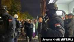 Policiji su se priključili i pripadnici žandarmerije kao i interventna policija u opremi za razbijanje demonstracija.