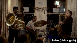 Theon Cross, tubă, Moses Boyed, tobe, Nubya Garcia, saxofon, în concert la Sofar, Londra, 25 ianuarie 2017