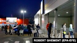 La coadă pentru a intra în supermarket, în perioada pandemiei de coronavirus.