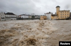 Річка Штайр в однойменному місті Штайр в Австрії, фото 2 червня 2013 року
