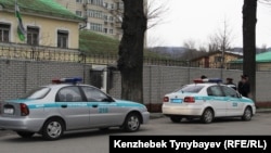 Полицейские машины у здания посольства Узбекистана в Алматы. 29 марта 2015 года. 
