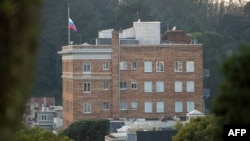 Pamje e flamurit rus në ndërtesën e Konsullatës së Rusisë në San Francisko 