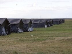Ўзбек мигрантлари учун чегарада палаткали лагер ташкил этилди.