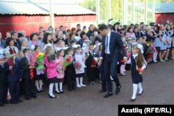 Дети выстроились во дворе школы в день знаний в Уфе.