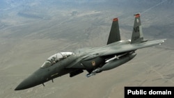 Истребитель F-15 в воздухе. 