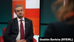 Ambasadori britanik në Kosovë, Jonathan Hargreaves, gjatë intervistës për Radion Evropa e Lirë në Prishtinë, më 26 shtator 2025.