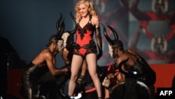 Madonna gjatë paraqitjes në skenën e çmimeve Grammy, 08 Shkurt 2015