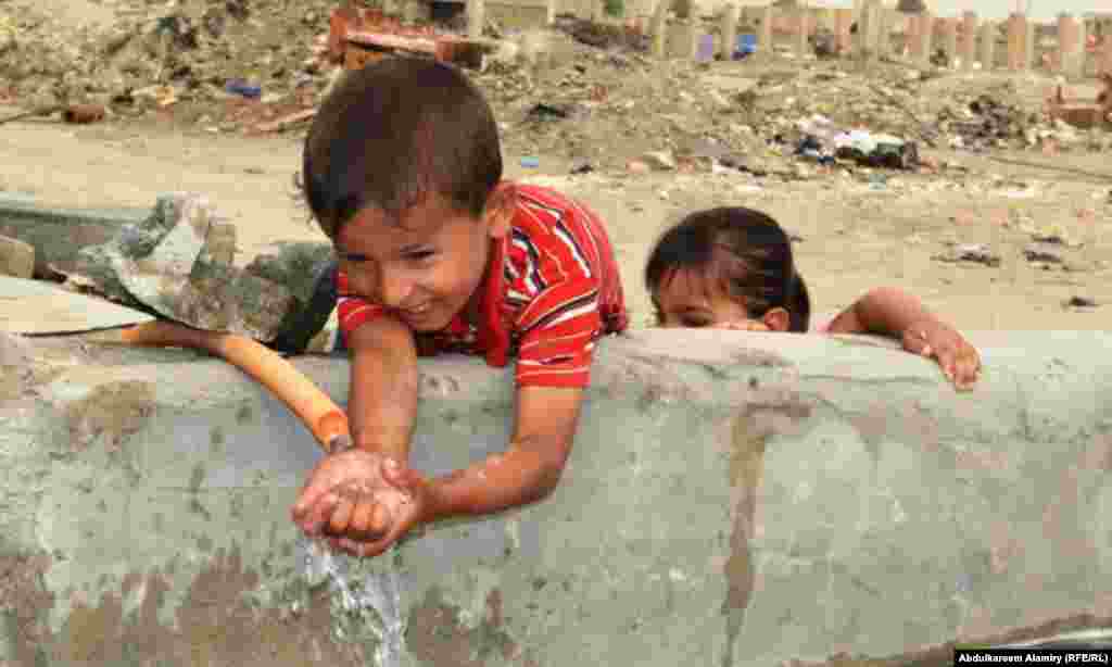 Ирак. Дети пьют воду из источника непонятного происхождения
