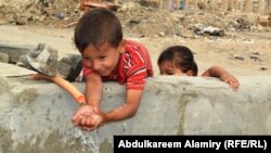 Yragyň Basna şäherinde çagalar suw içýär.