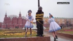 Участницы Pussy Riot привязали к столбу «омоновца»
