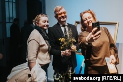 Лявон Вольскі з наведніцамі выставы