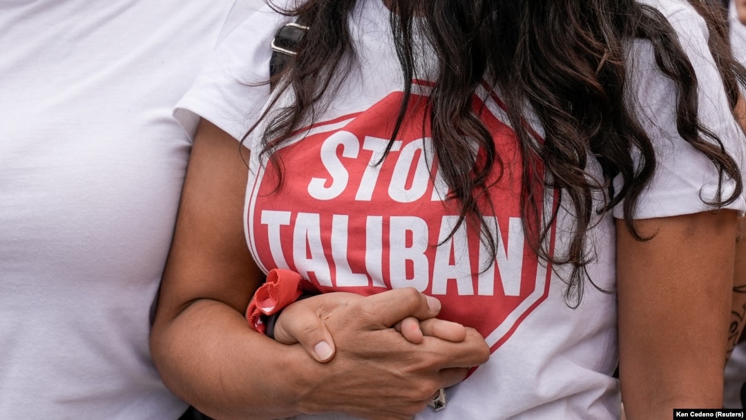 Proteste împotriva talibanilor au avut loc la Washington pe 15 august când militanții au pătruns în Capitală. Mai multe femei au fluturat postere cerând respectarea drepturilor femeii și încetarea violenței.