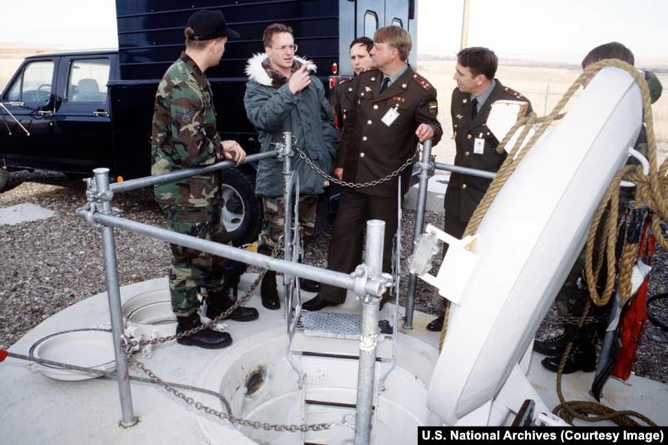 Një punonjës i ushtrisë amerikane duke përkthyer për kolonelët e Forcave Strategjike Raketore ruse, në hyrjen e bazës së një rakete bërthamore Minuteman III.