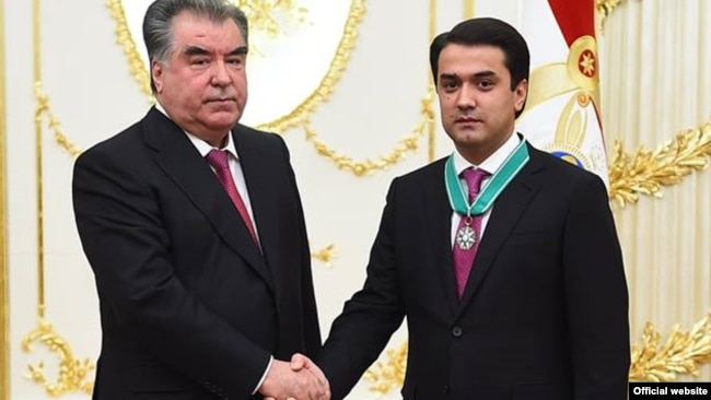 Президент Таджикистана Эмомали Рахмон награждает сына Рустама Эмомали орденом «Зарринтодж» («Золотая корона») 2-й степени. Душанбе, 30 августа 2018 года.