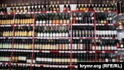 Продажа вина в одном из специализированных магазинов Крыма