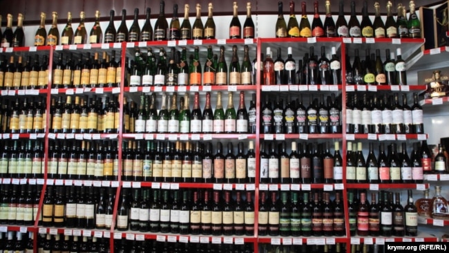 Продажа вина в одном из специализированных магазинов Крыма