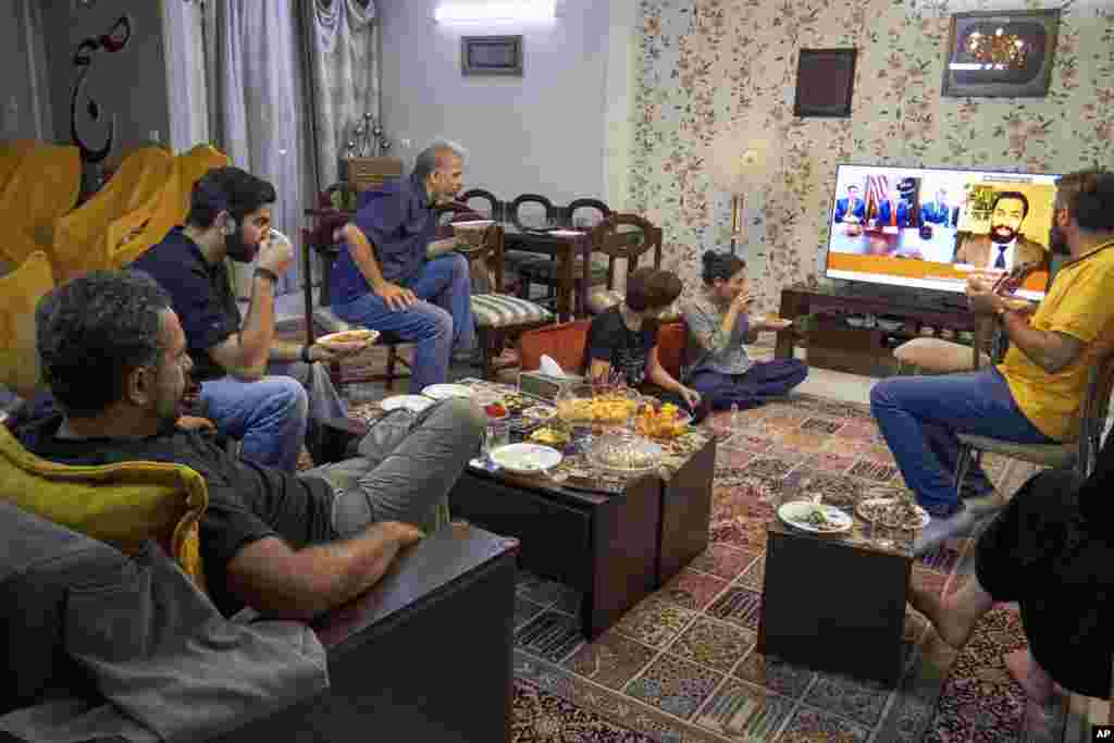 شبی، گروهی از دوستان برای شام در خانهای در تهران گرد هم آمدند. میز پر بود و فضا گرم. مهمانها با یکدیگر شوخی میکردند. اما حتی زمانی که غذا میکشیدند تا در اتاق نشیمن بنشینند به غذا خوردن، همه چشم به تلویزیون داشتند تا تازهترین خبرها را دنبال کنند.
