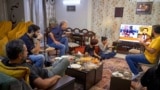شبی، گروهی از دوستان برای شام در خانه‌ای در تهران گرد هم آمدند. میز پر بود و فضا گرم. مهمان‌ها با یکدیگر شوخی می‌کردند. اما حتی زمانی که غذا می‌کشیدند تا در اتاق نشیمن بنشینند به غذا خوردن، همه چشم به تلویزیون داشتند تا تازه‌ترین خبرها را دنبال کنند.