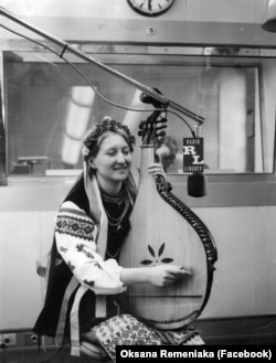 Ганна Бойчук-Щепко грає на бандурі під час запису ефіру Радіо Свобода