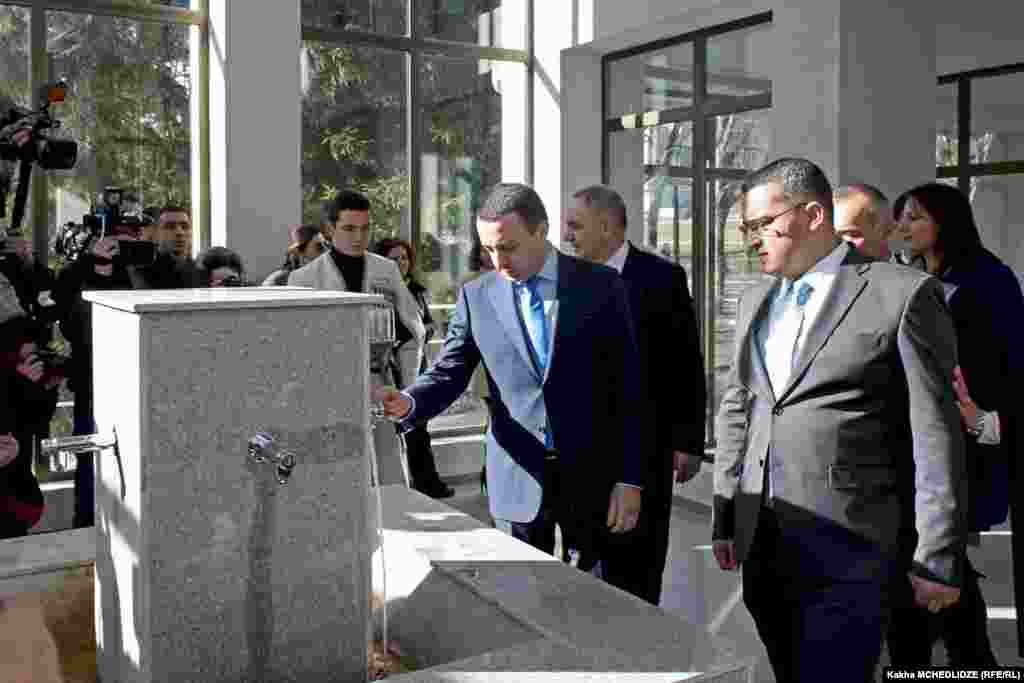 პრემიერ-მინისტრი ირაკლი ღარიბაშვილი და სხვა სტუმრები ბორჯომის წყლის წყაროსთან