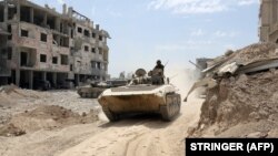 Тенк на сириската армија патролира низ градот Дума