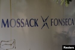 Логотип компании Mossack Fonseca на здании в городе Панама, где находится ее офис