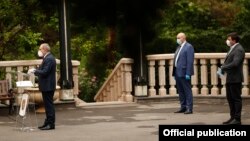 Armenia -- Prime Minister Nikol Pashinian (L) speaks at a news brieing outside his official residence, Yerevan, June 2, 2020.