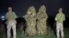 Fotografie publicată de grănicerii ucraineni cu doi bărbați reținuți în regiunea Odesa, în timp ce încercau să treacă ilegal frontiera ucraineano-moldoveană pe segmentul transnistrean, deghizați în costume de camuflaj.