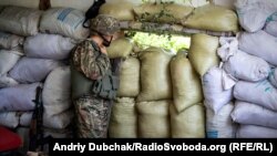 Український солдат на передовій у селищі Південне, що під Горлівкою, 17 червня 2018 року